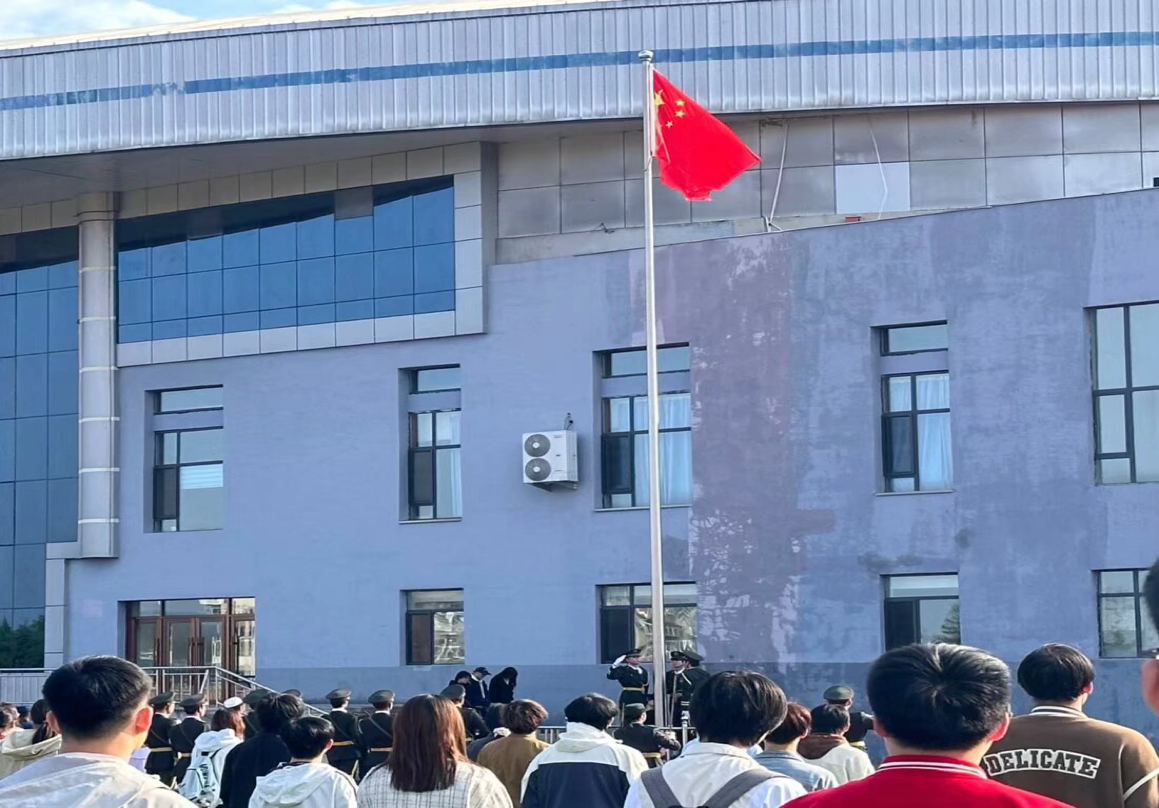 化学学院成功举行升旗仪式