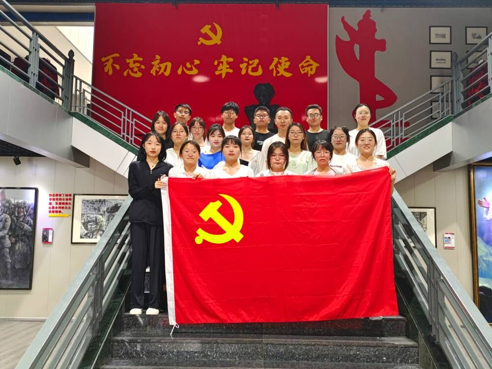 化学学院学生党支部组织开展参观东北抗联美术作品陈列馆主题党日活动