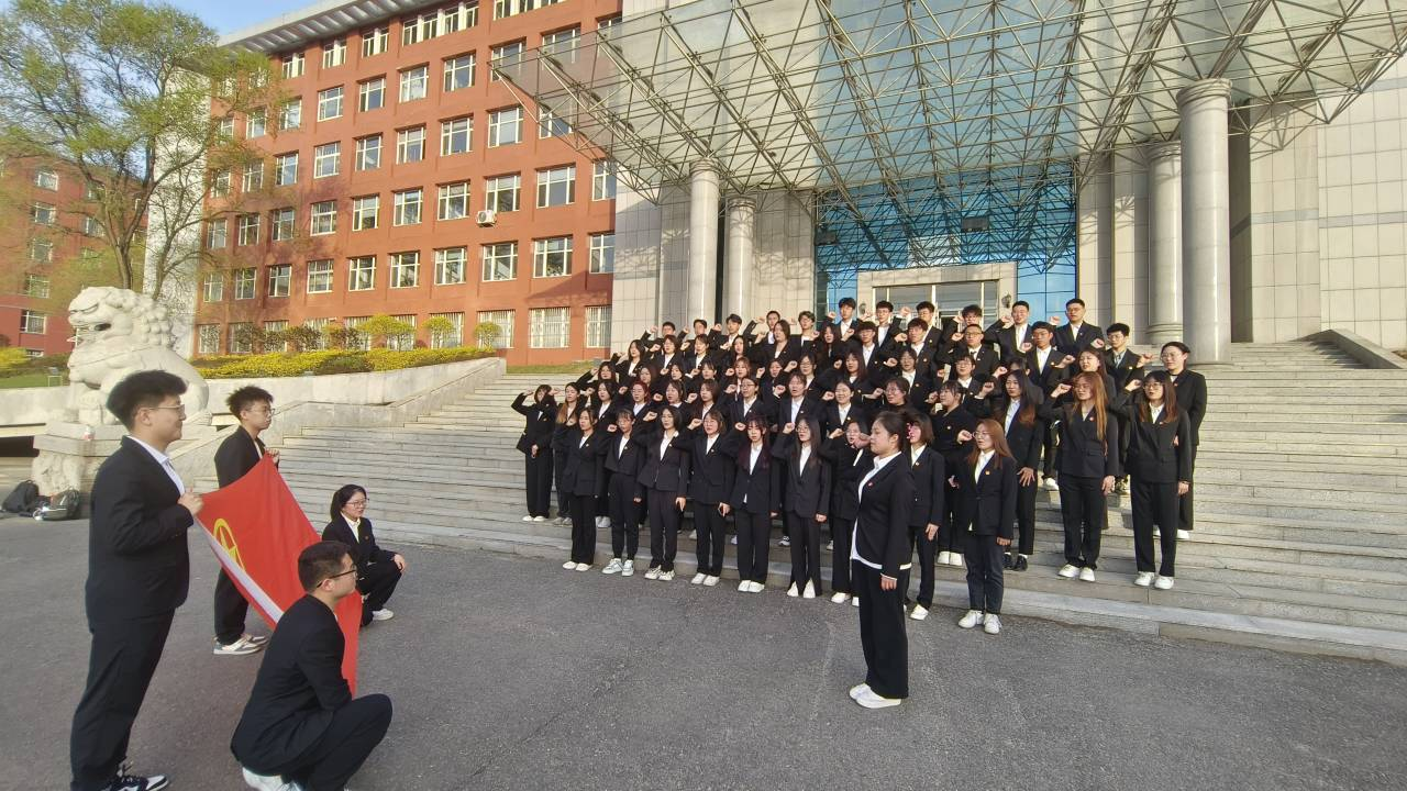 化学学院组织开展与团旗合影、重温入团誓词活动