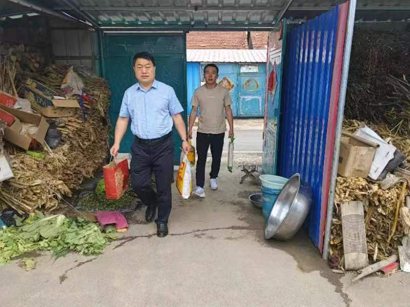 化学学院开展脱贫户走访慰问活动