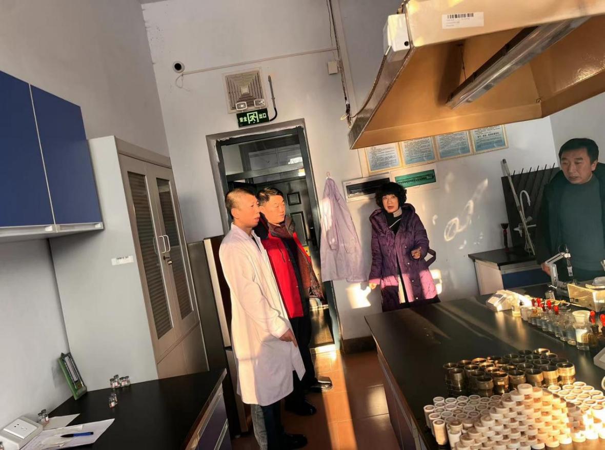 化学学院开展假期前实验室安全检查